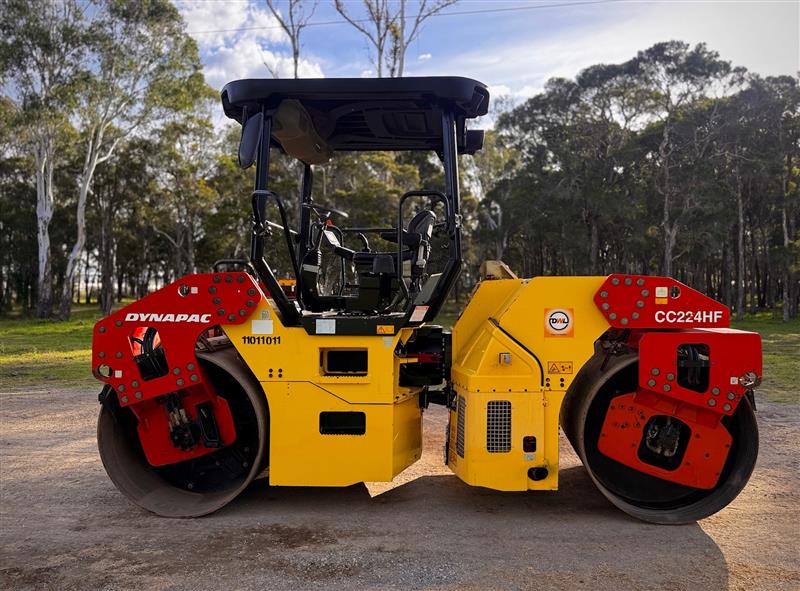 Photo 5. Dynapac CC224HF 8.1T smooth drum roller compactor
