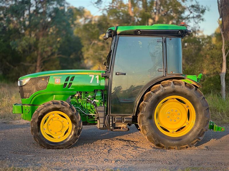 Photo 5. John Deere 5100GF 4wd a/c cabin tractor