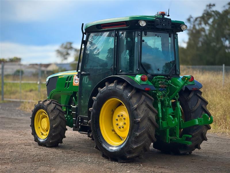Photo 2. John Deere 5100GF 4x4 a/c cabin tractor