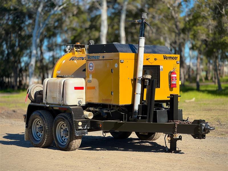 Photo 4. Vermeer VX30-250 trailer mounted hydro water vaccum
