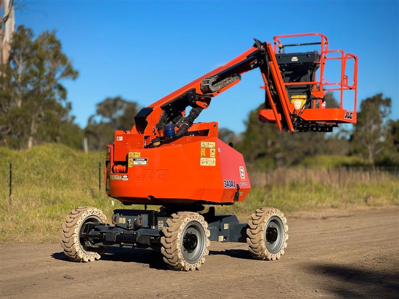 Photo 2. JLG 340AJ 34ft 10.3m knuckle boom scissor lift elevated