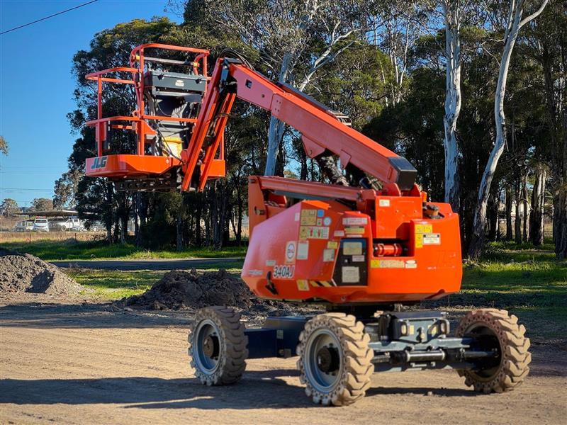Photo 3. JLG 340AJ 34ft 10.3m knuckle boom scissor lift elevated