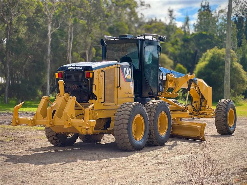Photo 2. Caterpillar 140M VHP 14ft articulated motoro street grader