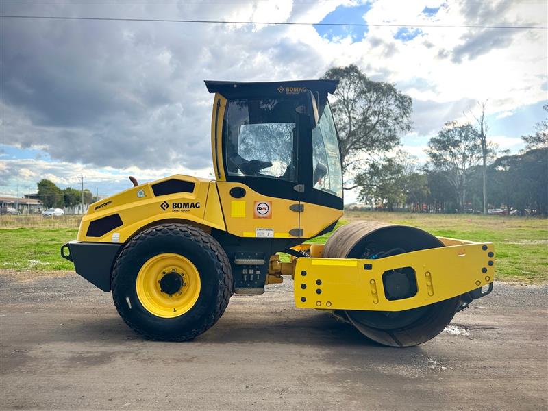 Photo 2. Bomag BW177 D-5 6.7T single drum articulated roller