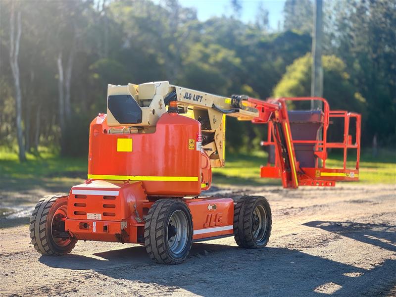 Photo 2. JLG M400AJP hybrid boomlift elevated work platform