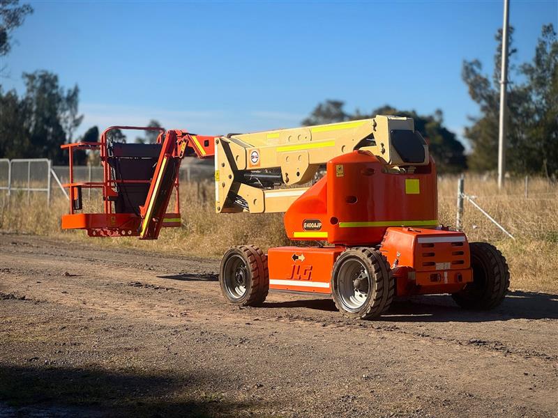 Photo 3. JLG M400AJP hybrid boomlift elevated work platform