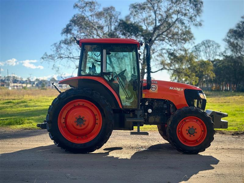 Photo 2. Kubota M108S 4wd fwa a/c cab tractor