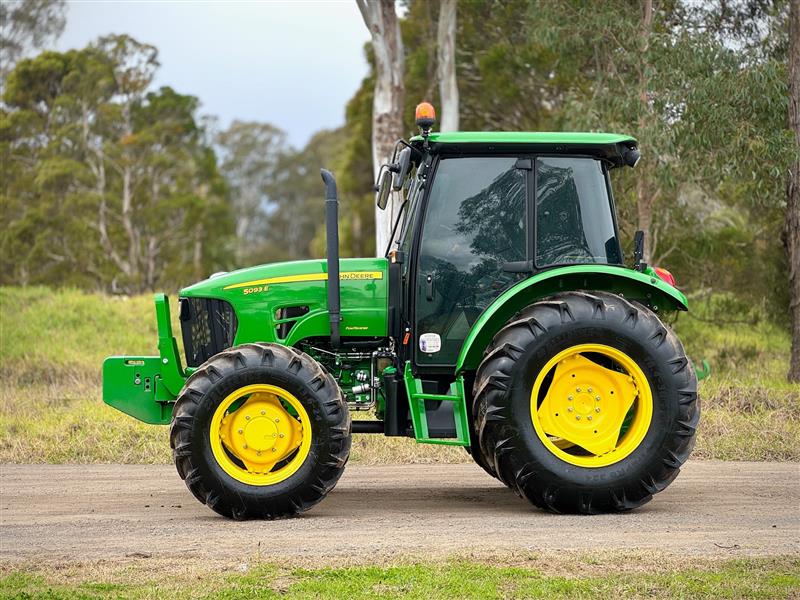 Photo 5. John Deere 5093E a/c cabin tractor
