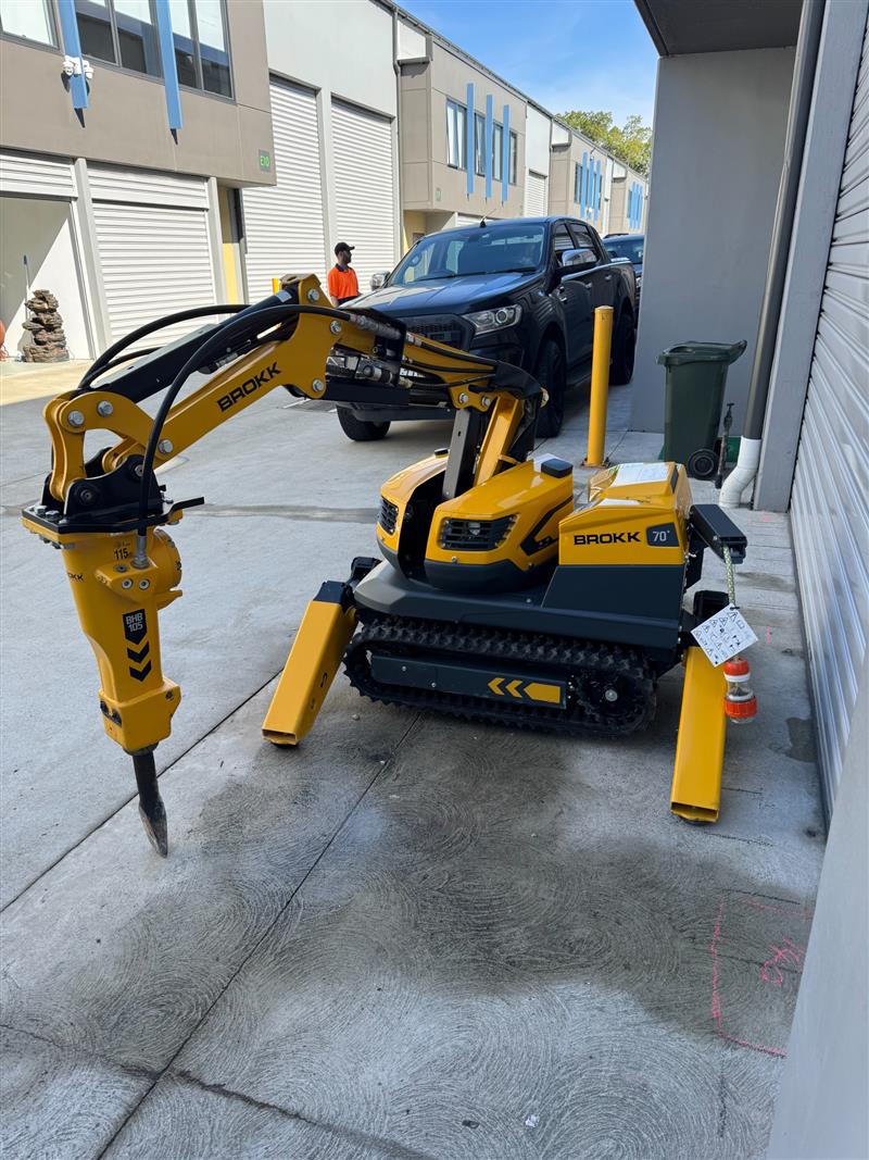 Photo 2. Brokk 70 + makinex 32kVA generator