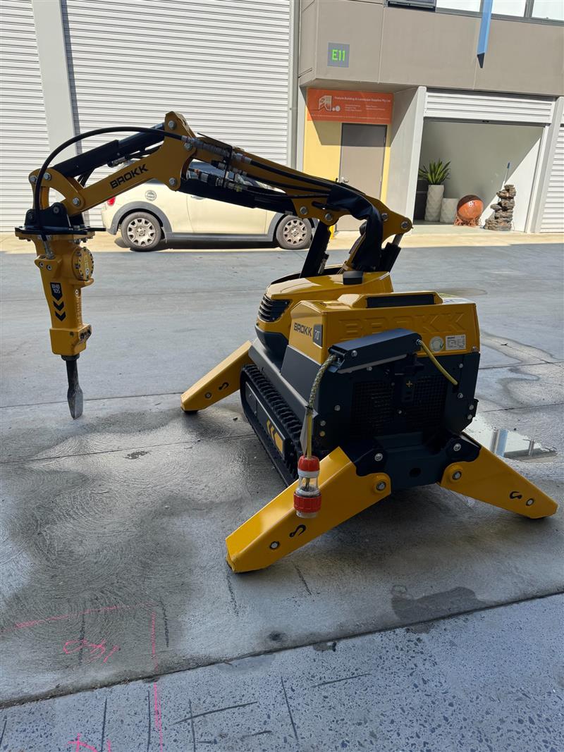 Photo 3. Brokk 70 + makinex 32kVA generator