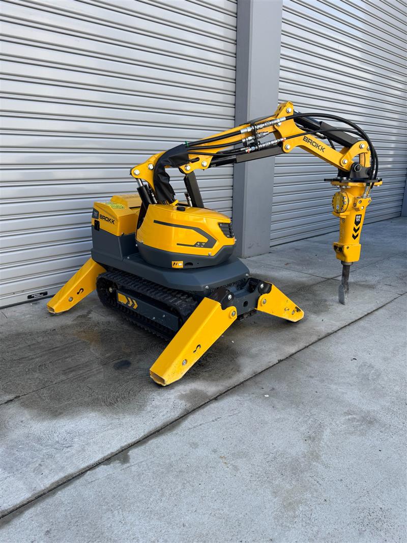 Photo 4. Brokk 70 + makinex 32kVA generator