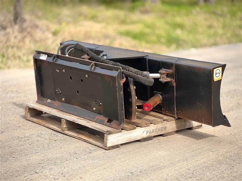 Photo 4. Norm Engineering 2000mm ti.ting angled dozer blade