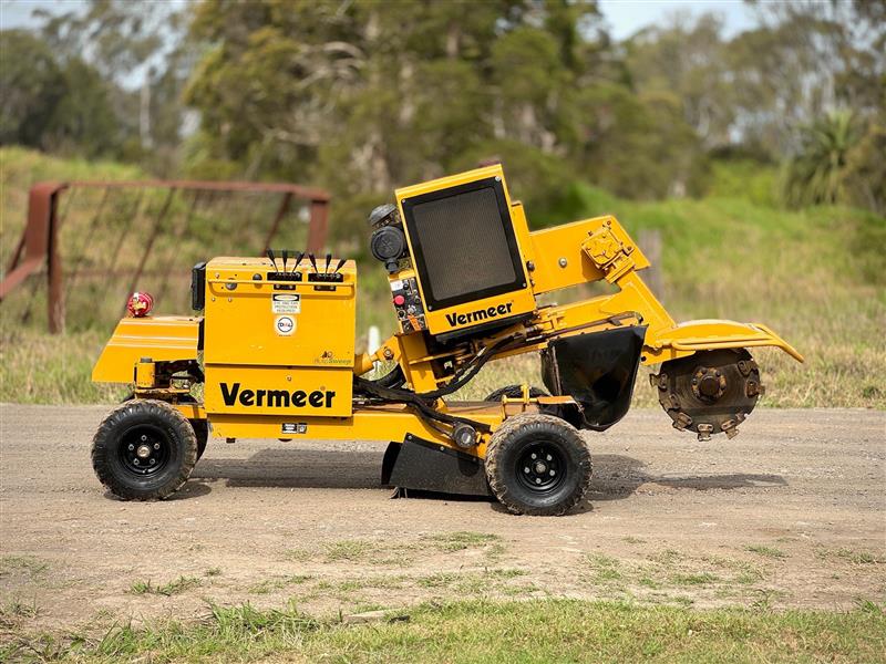 Photo 5. Vermeer SC352 self propelled stump grinder