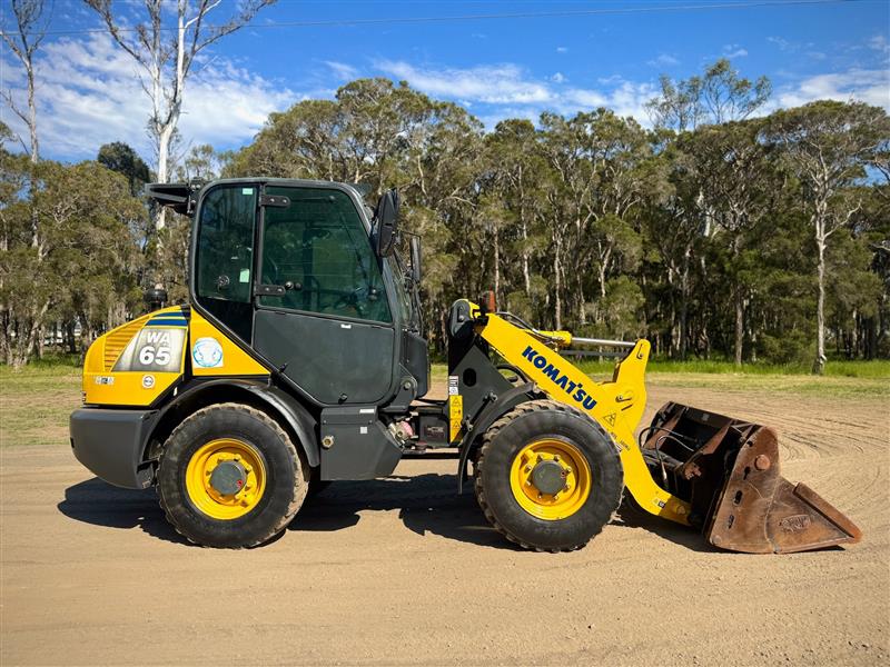 Photo 3. Komatsu WA65-6 5.2T articulated wheel loader