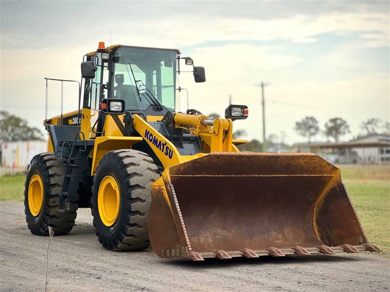 Photo 2. Komatsu WA380Z-6 17T articulated wheel loader