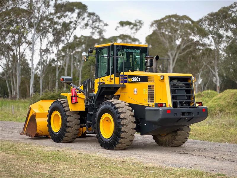 Photo 4. Komatsu WA380Z-6 17T articulated wheel loader
