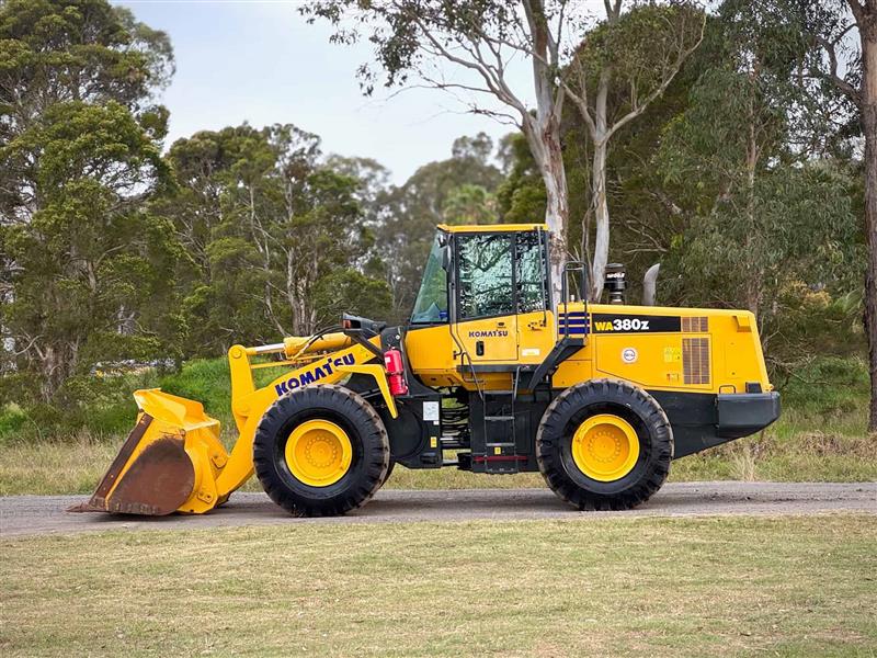 Photo 5. Komatsu WA380Z-6 17T articulated wheel loader