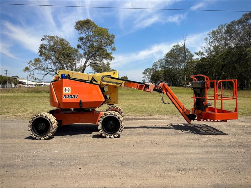 Photo 4. JLG 340AJ 34ft 10.3M knuckle boom scissor lift elevated work platform