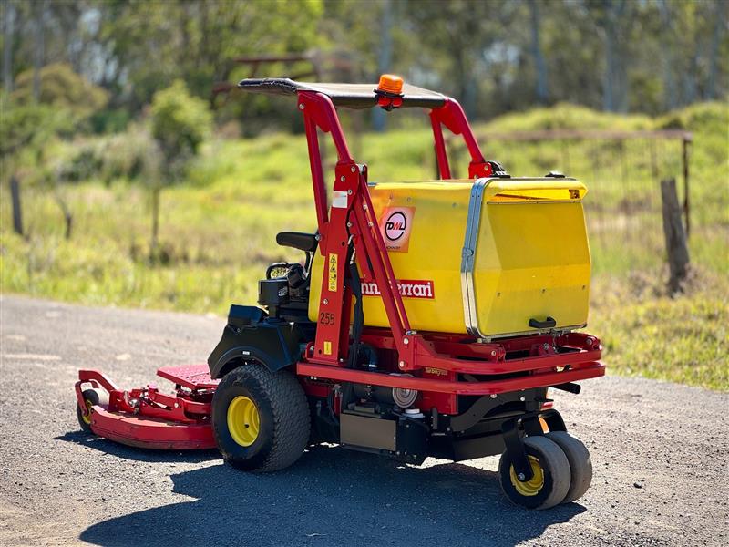 Photo 2. Gianni Ferrari 922 Turbo high lift 500L catcher diesel ride on lawn mower