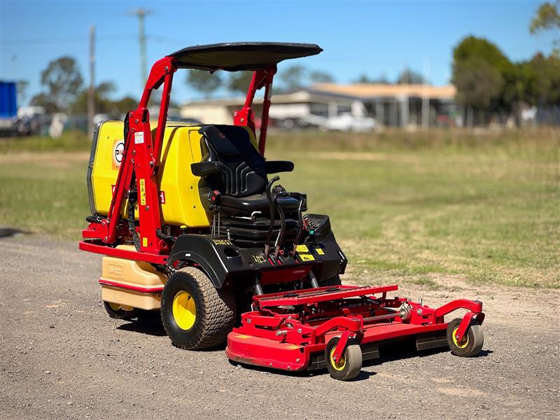 Photo 3. Gianni Ferrari 922 Turbo high lift 500L catcher diesel ride on lawn mower