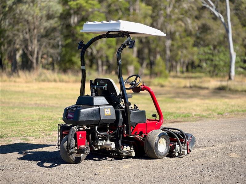 Photo 3. Toro Greensmaster 3150 greens cylinder reel golf course ride on lawn mower