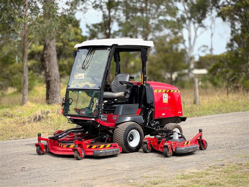 Photo 4. Toro Groundsmaster 4000D Diesel Ride on lawn mower