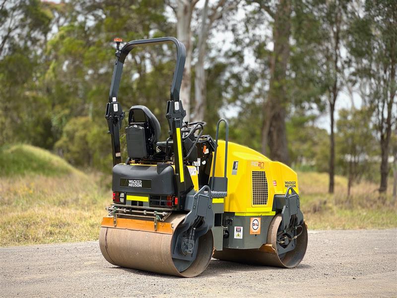 Photo 3. Wacker Neuson RD27-120 smooth drum roller