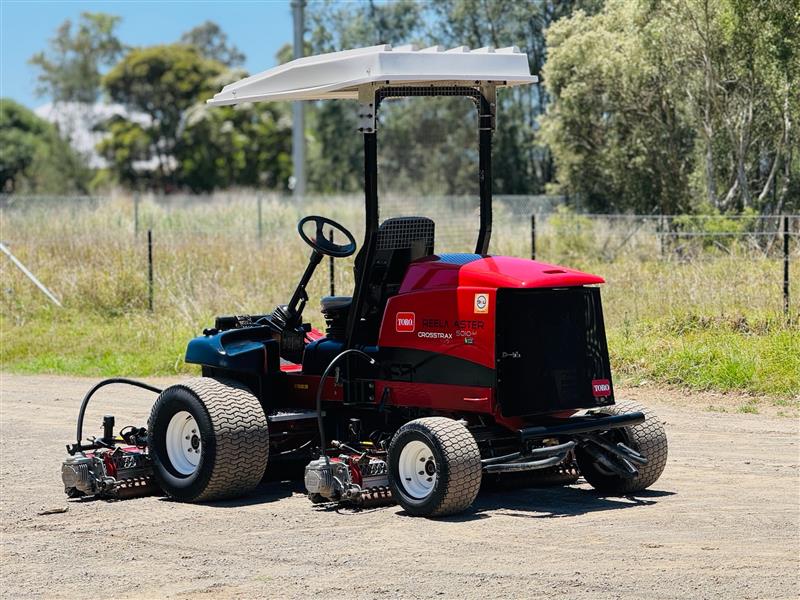 Photo 3. Toro Reelmaster 5010-H cross trax hybrid AWD reel cylinder fairway greens commercial diesel mower