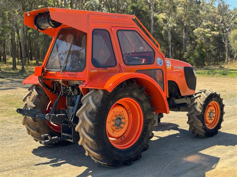 Photo 3. Kubota M108S 4wd a/c cab tractor