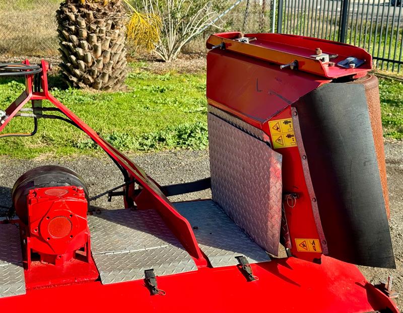 Photo 2. Howard Trimax Stealth S3 slasher