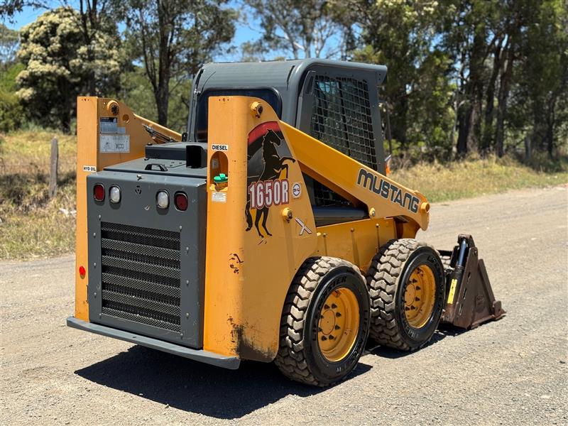 Photo 2. Mustang 1650R skid steer loader