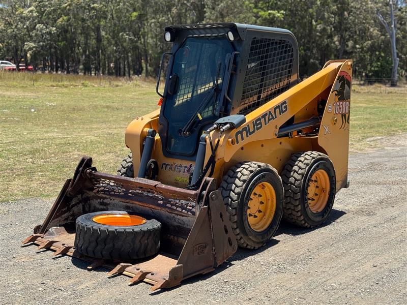 Photo 3. Mustang 1650R skid steer loader