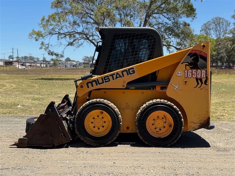 Photo 4. Mustang 1650R skid steer loader
