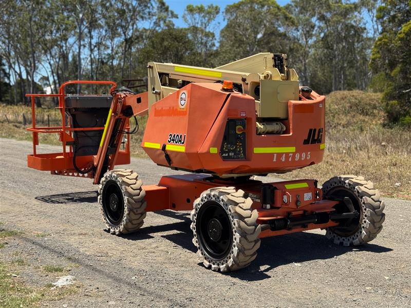 Photo 2. JLG 340AJ 34ft 10.3M knuckle boom scissor lift elevated work platform