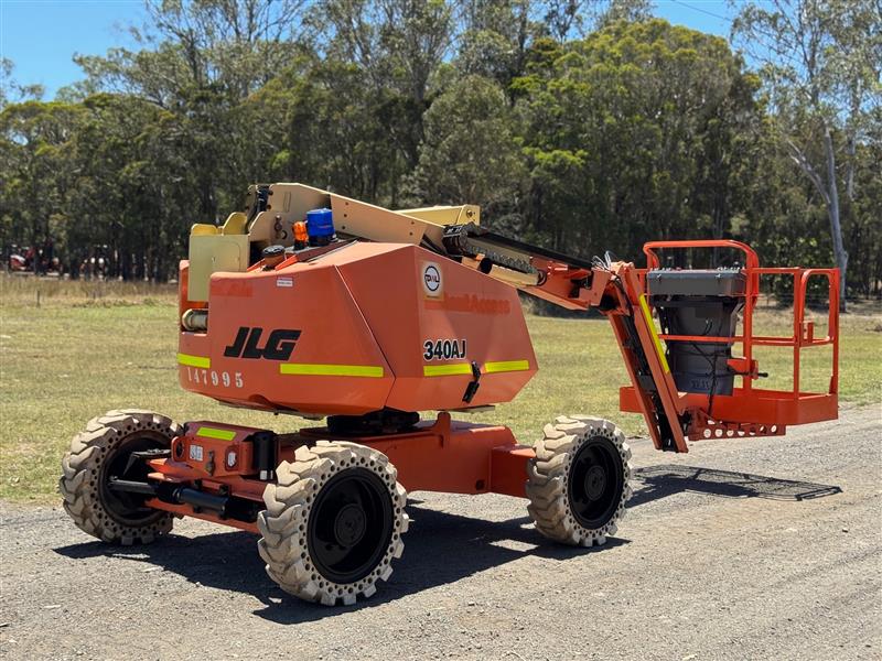 Photo 4. JLG 340AJ 34ft 10.3M knuckle boom scissor lift elevated work platform