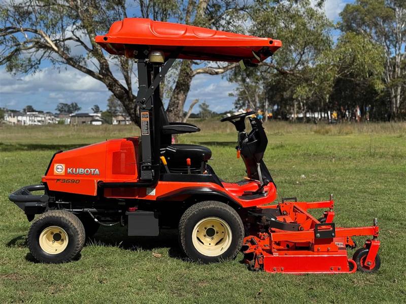 Photo 3. Kubota F3690 72 diesel out front deck ride on lawn mower