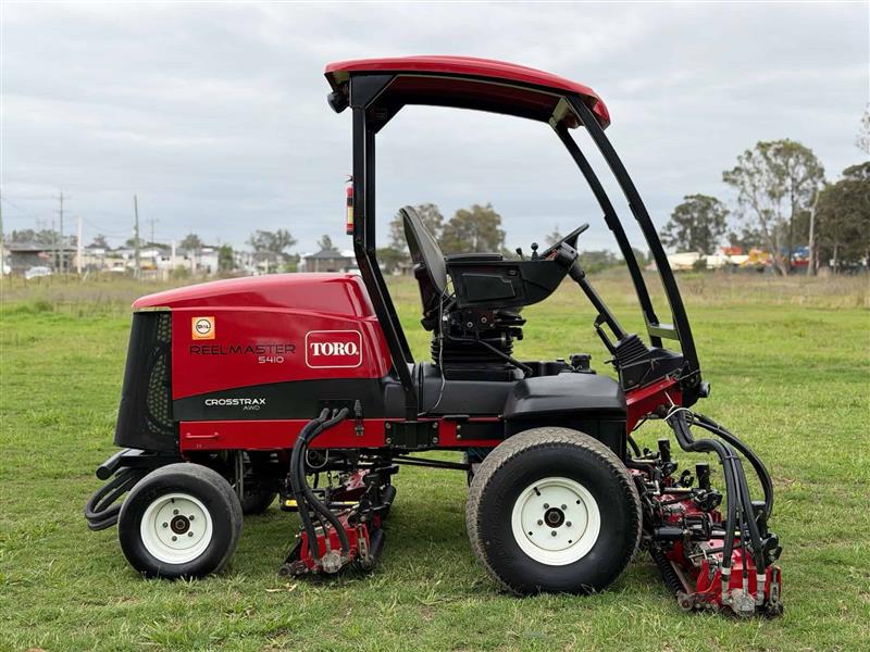 Photo 3. Toro Reelmaster 5510 Cross Trax AWD reel cylinder fairway diesel mower