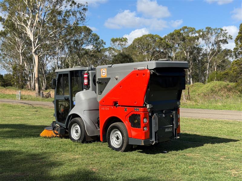 Photo 2. Hako Citymaster 1650 industrial sweeper