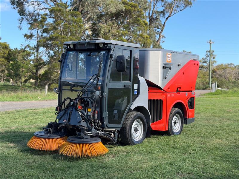 Photo 5. Hako Citymaster 1650 industrial sweeper