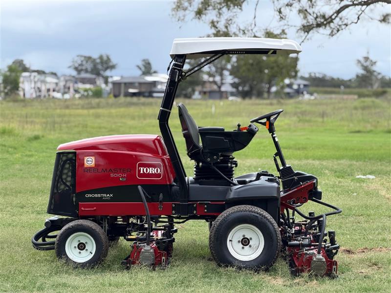 Photo 2. Toro Reelmaster 5010-H cross trax hybrid AWD reel cylinder fairway green commercial diesel mower