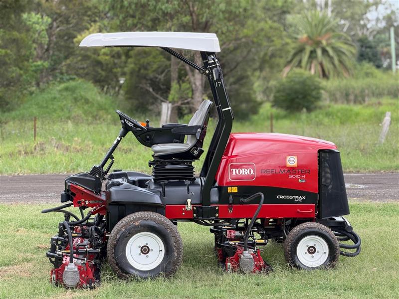 Photo 5. Toro Reelmaster 5010-H cross trax hybrid AWD reel cylinder fairway green commercial diesel mower