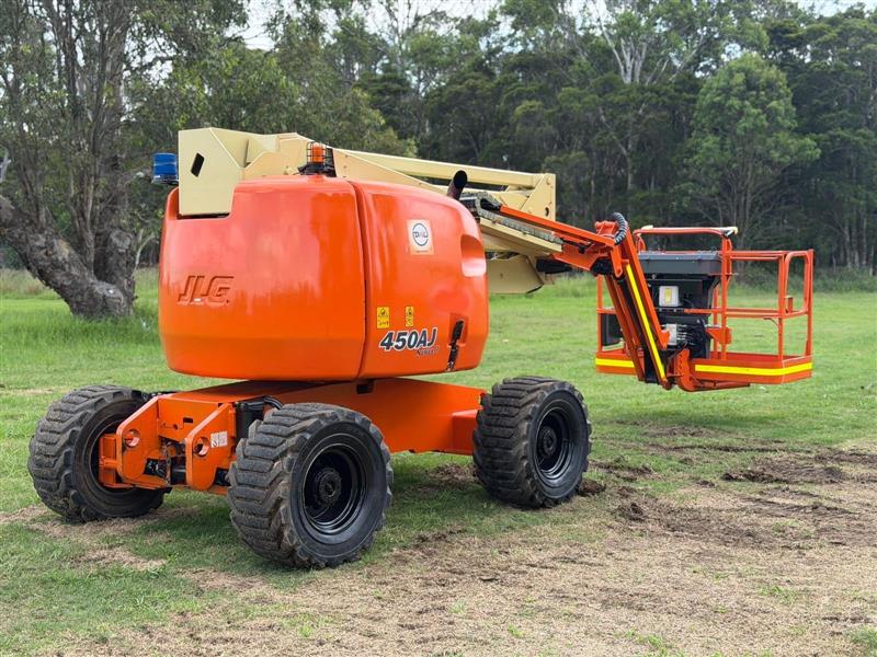 Photo 2. JLG 450AJ 45ft 13.7m knuckle boom scissor lift elevated work platform