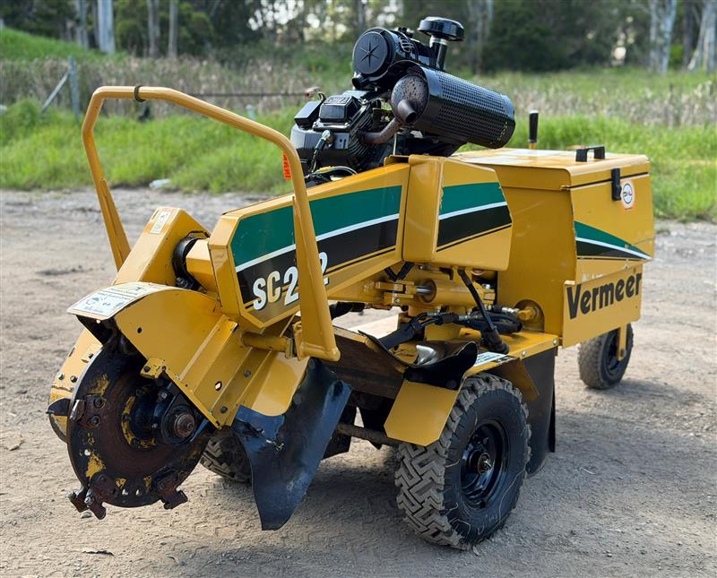 Photo 2. Vermeer SC252 self propelled stump grinder