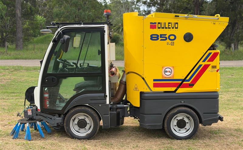 Photo 2. Dulevo 850 EV6 road street factory car park diesel sweeper