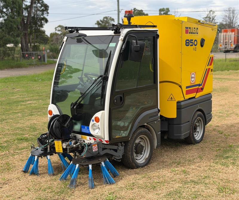 Photo 4. Dulevo 850 EV6 road street factory car park diesel sweeper