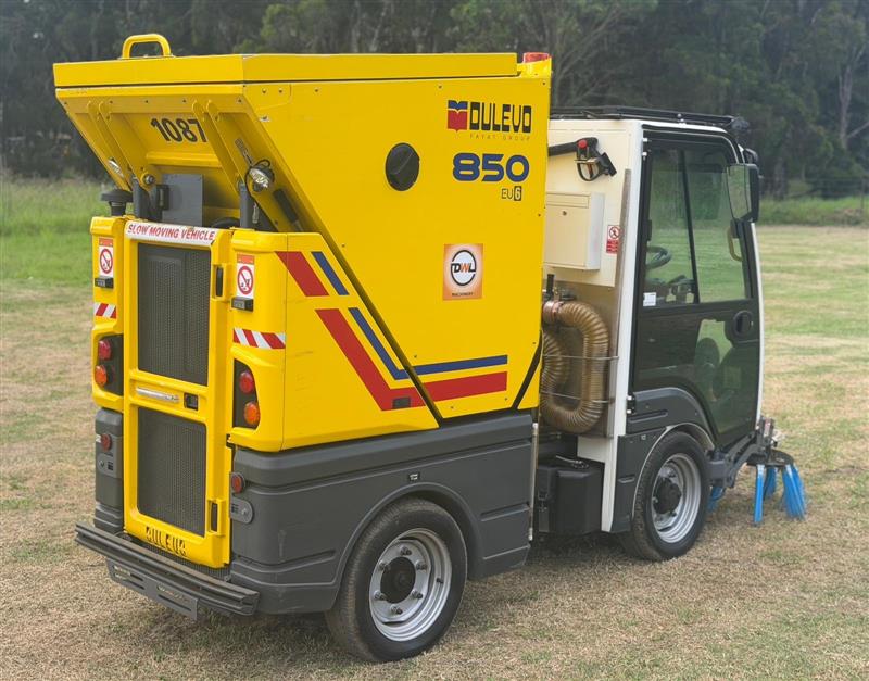 Photo 2. Dulevo 850 EV6 road street factory car park diesel sweeper