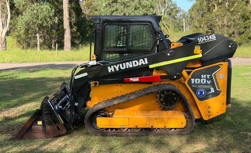 Photo 2. Hyundai HT100V skid steer loader