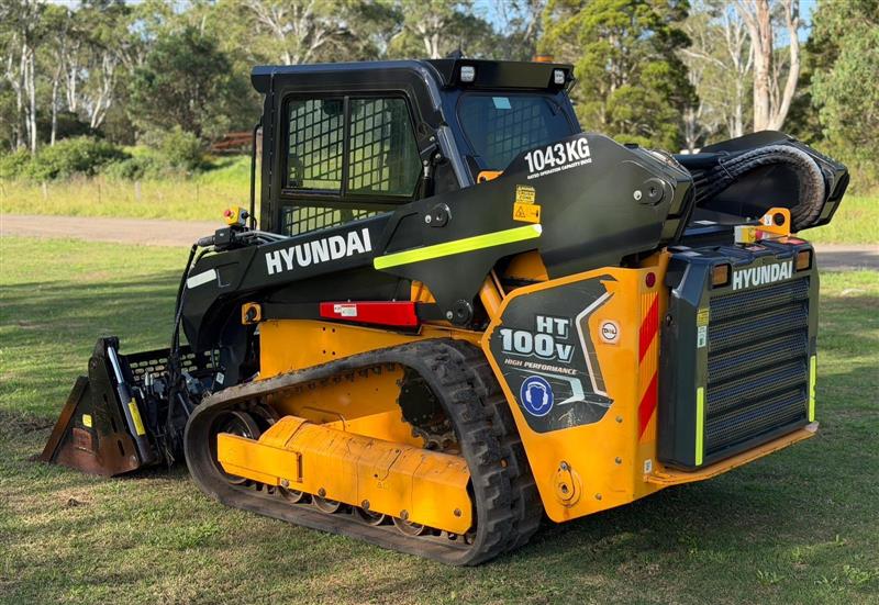 Photo 4. Hyundai HT100V skid steer loader