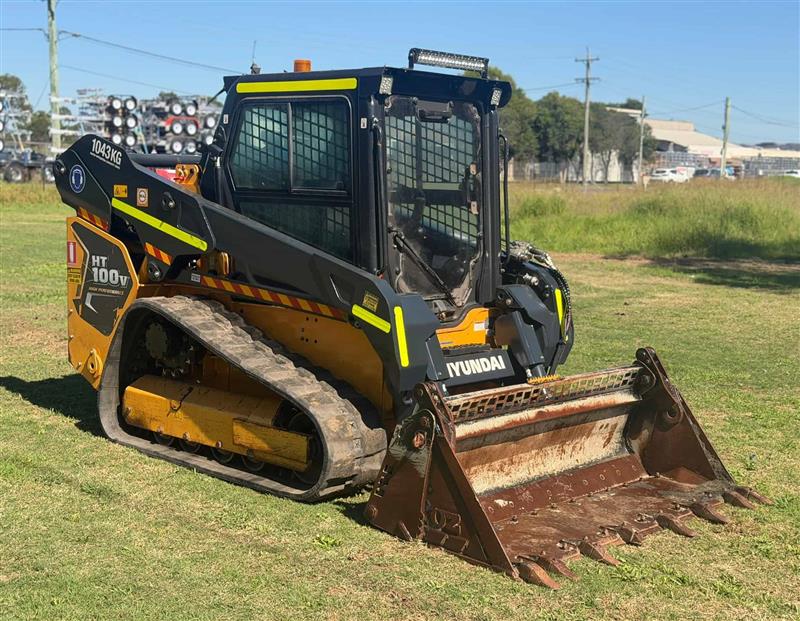 Photo 4. Hyundai HT110V skid steer loader