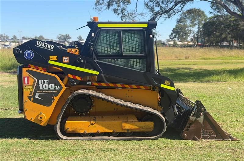 Photo 5. Hyundai HT110V skid steer loader